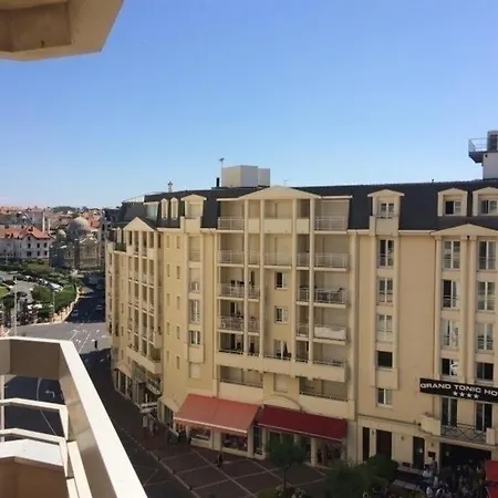 Victoria Surf C553 : Centre-ville Et Acces Direct A La Plage *